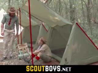 Maliit bakla kahali-halinang bakla puwit stretched sa pamamagitan ng malaki at mabigat titi scoutmaster hubad na likod sa woods-scoutboys&period;net